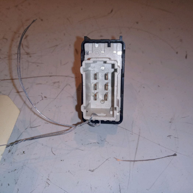 Commande lève-glace porte avant droite occasion PEUGEOT 208 208 Phase 1 2012-03-01->2015-09-30 1.2 VTI 82ch 2