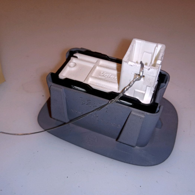 Commande leve-glace porte arrière droite occasion PEUGEOT 208 208 Phase 1 2012-03-01->2015-09-30 1.6 VTI 120ch 96751119ZD 2