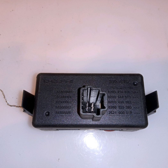 Bouton de warning occasion RENAULT CLIO III Phase 1 09-2005->03-2009 1.5 DCI 85ch 252103766R 2