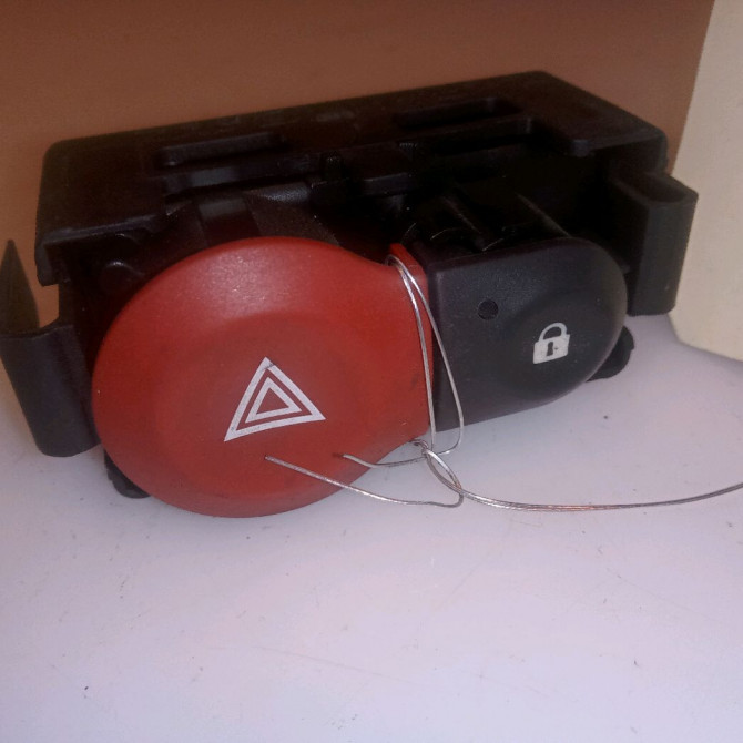 Bouton de warning occasion RENAULT CLIO III phase 2 ESTATE 03-2009->12-2014 1.5 DCI 75ch 252103766R 1