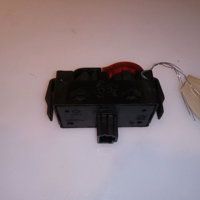 Bouton de warning occasion RENAULT CLIO III Phase 2 03-2009->12-2014 1.5 DCI 75ch 252103766R 2