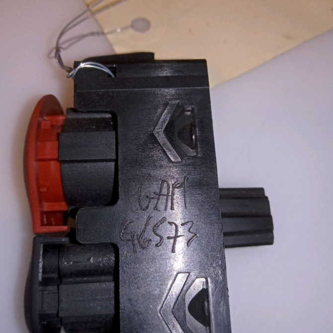 Bouton de warning occasion RENAULT CLIO III Phase 2 03-2009->12-2014 1.5 DCI 75ch 252103766R 4