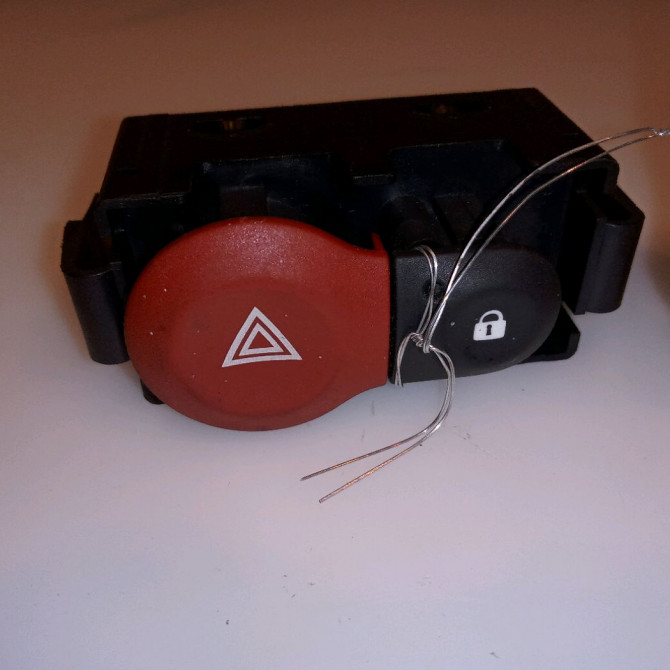 Bouton de warning occasion RENAULT CLIO III Phase 2 03-2009->12-2014 1.5 DCI 75ch 252103766R 1