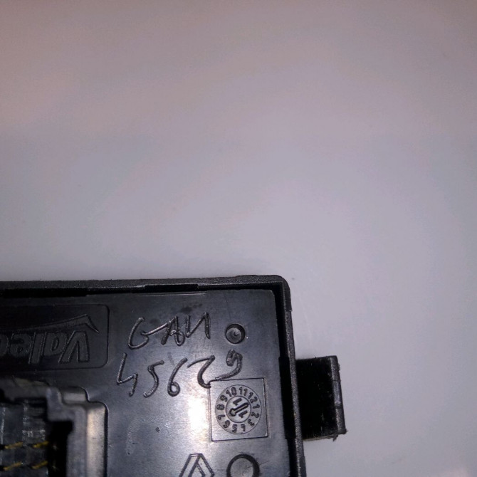 Bouton de warning occasion RENAULT CLIO III Phase 2 03-2009->12-2014 1.5 DCI 75ch 252103766R 4