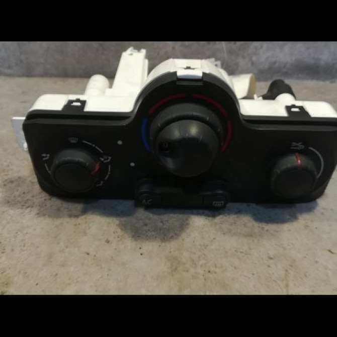 Commande de chauffage occasion RENAULT CLIO III Phase 1 09-2005->03-2009 1.6i 16v 110ch 7701070473 1