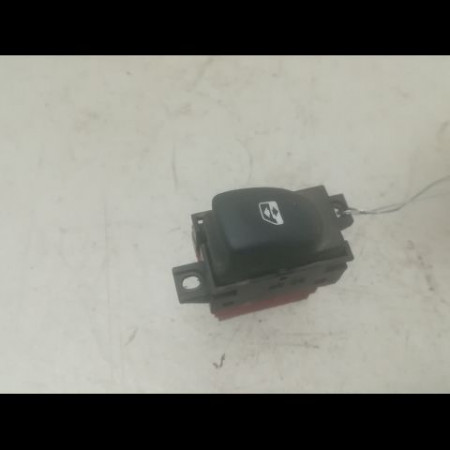 Commande leve-glace porte arrière gauche occasion RENAULT LAGUNA I Phase 2 04-1998->11-2000 2.2 DT 7700417485