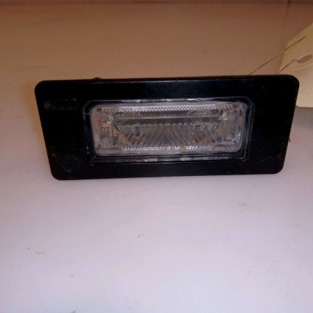 Eclaireur plaque de police d occasion AUDI A1 Phase 1 06-2010->03-2015 1.2 TFSI 86ch 8T0943021A