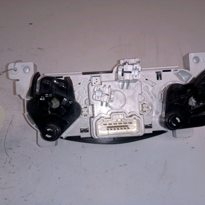Commande de chauffage occasion DACIA SANDERO II Phase 1 10-2012->... 1.2i 75ch 275100056R 2