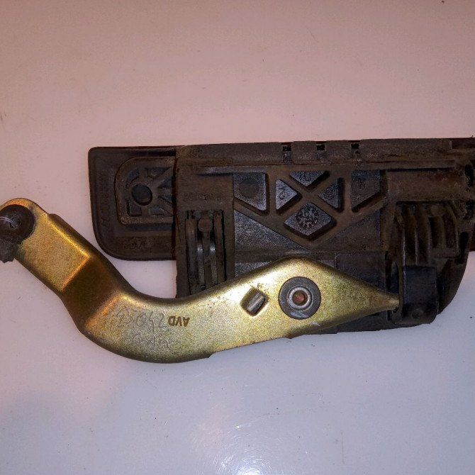 Poignee ext porte avd occasion PEUGEOT 106 Phase 2 04-1996->09-2003 1.1i 60ch 9101A9 2