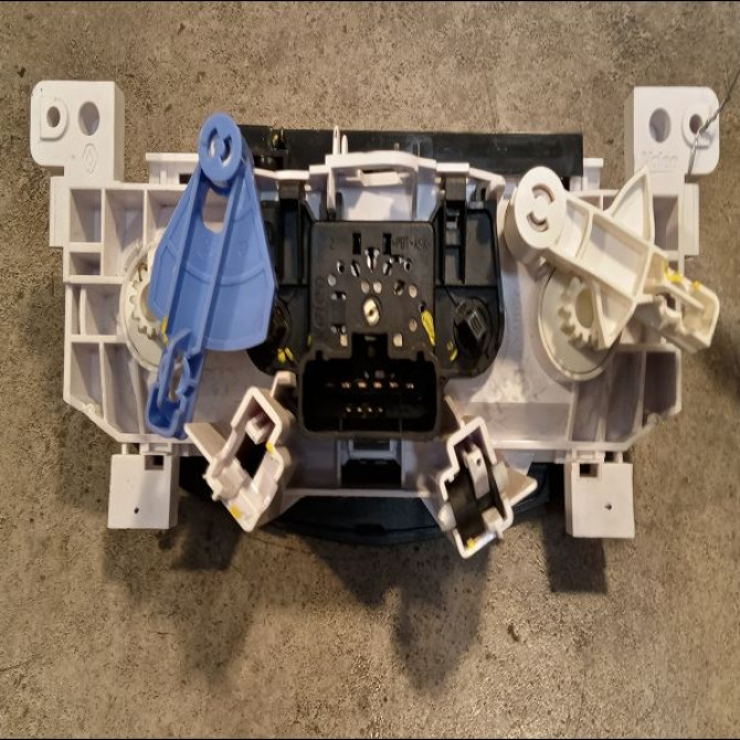 Commande de chauffage occasion DACIA SANDERO I Phase 1 06-2008->10-2012 1.4 MPI 75ch 6001551698 2