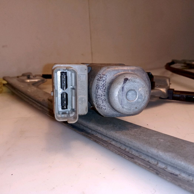 Mecanisme+moteur leve-glace avg occasion PEUGEOT 1007 Phase 1 04-2005->12-2010 1.4 HDI 9221R0 4