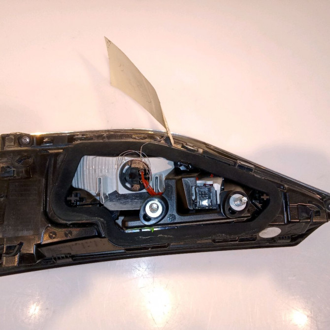 Feu arrière interieur gauche occasion CITROEN DS3 9822181080 2