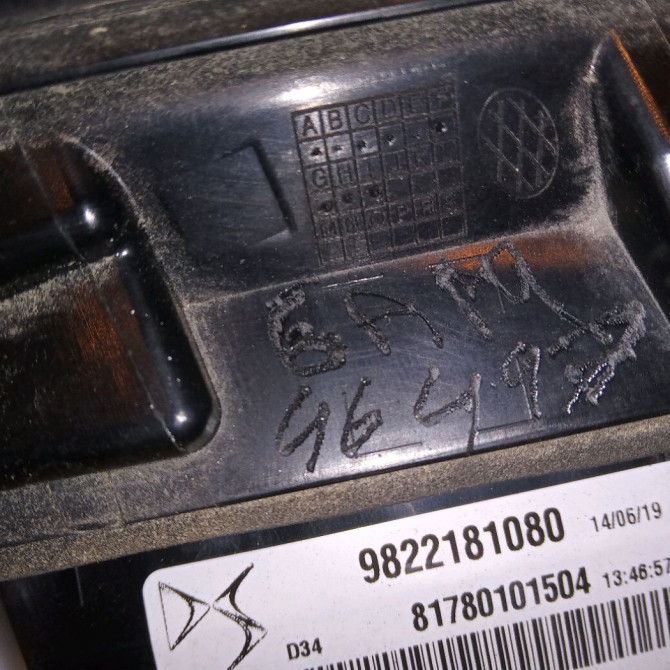 Feu arrière interieur gauche occasion CITROEN DS3 9822181080 4