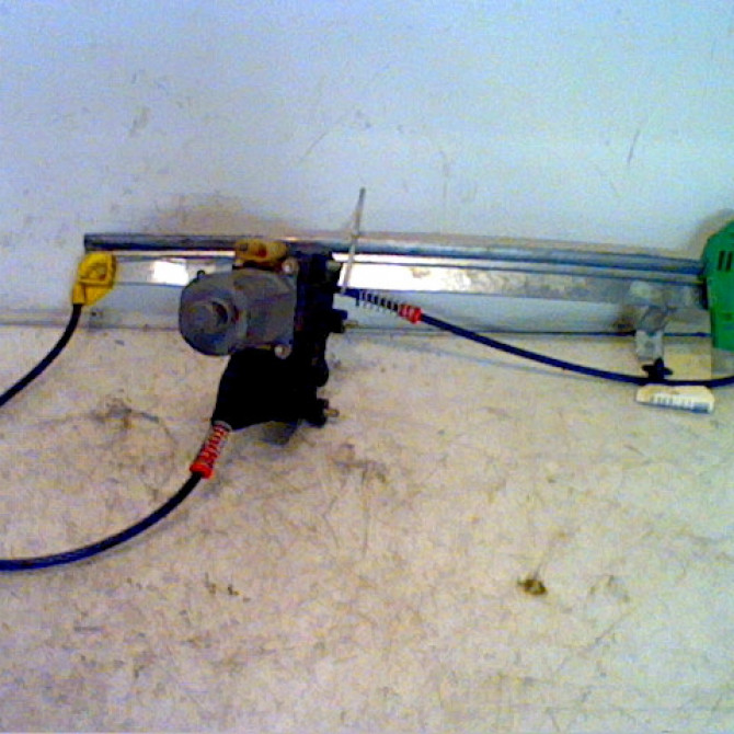 Mecanisme + moteur lève-glace avant droit occasion FORD FIESTA IV Phase 2 09-1999->09-2002 1.8 D 1100184 1