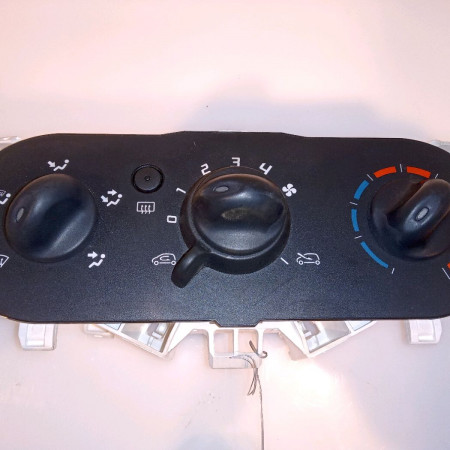 Commande de chauffage occasion RENAULT TWINGO II Phase 1 06-2007->11-2011 1.2i 16v 75ch 7701067953