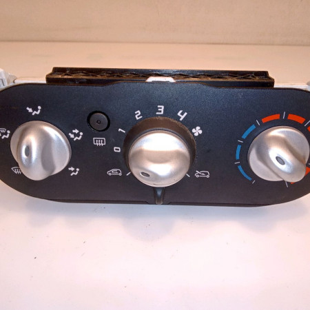 Commande de chauffage occasion RENAULT TWINGO II Phase 1 06-2007->11-2011 1.2i 16v 75ch 7701067953