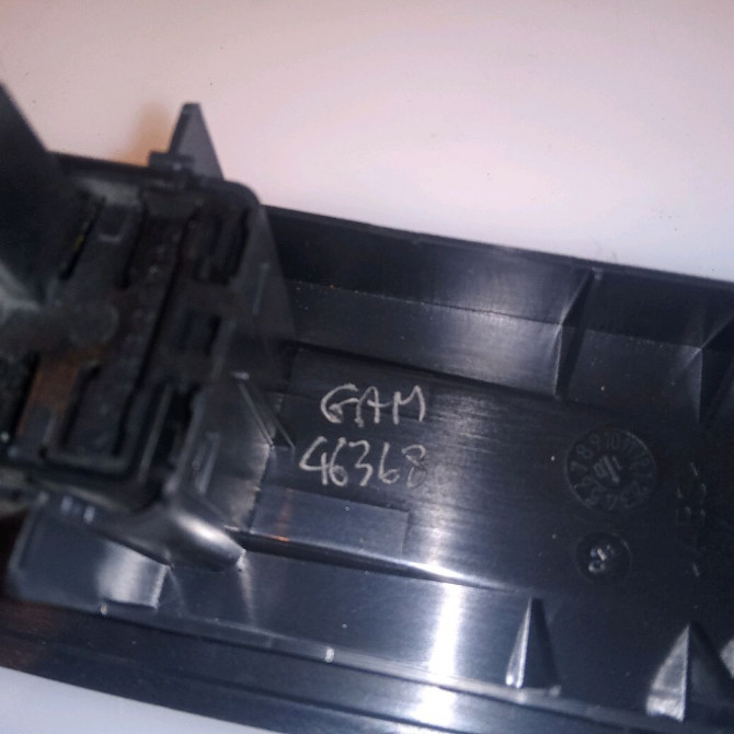 Commande lève-glace porte avant droite occasion RENAULT LAGUNA III Phase 1 10-2007->10-2010 2.0 DCI 130ch 3