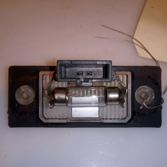 Eclaireur plaque de police d occasion VOLKSWAGEN GOLF V Phase 1 11-2003->10-2008 1.9 TDI 105ch 1J5943021D 3