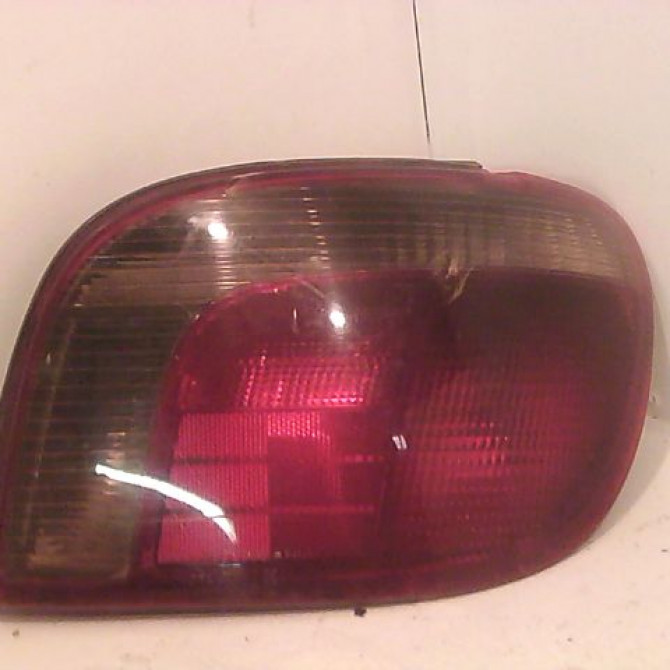 Feu arrière droit occasion TOYOTA YARIS I Phase 1 04-1999->03-2003 1.4 D-4D 8155052130 1