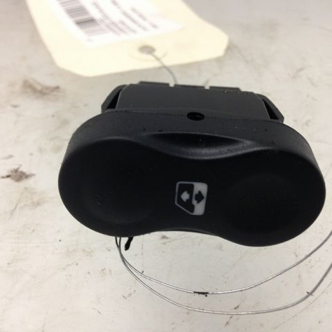 Commande lève-glace porte avant gauche occasion DACIA SANDERO I Phase 1 06-2008->10-2012 1.2 16v 75ch 8200602227 1