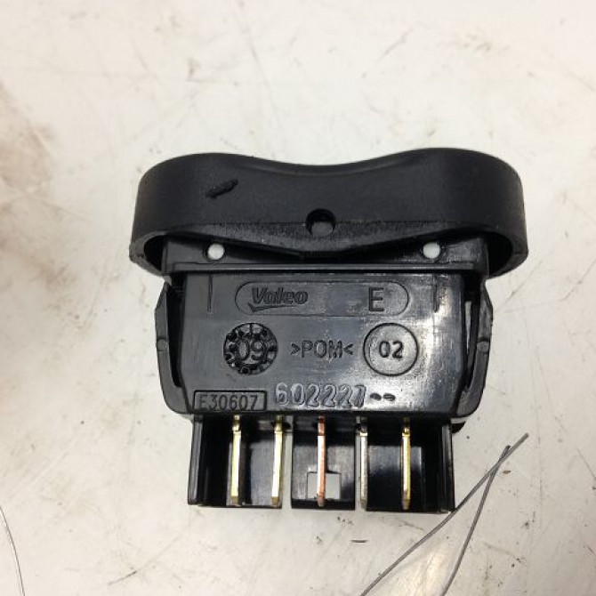 Commande lève-glace porte avant gauche occasion DACIA SANDERO I Phase 1 06-2008->10-2012 1.2 16v 75ch 8200602227 2