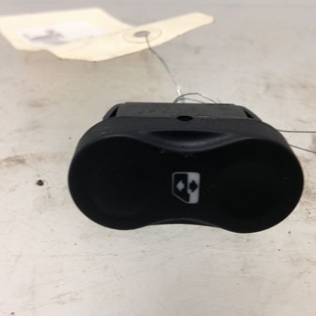 Commande lève-glace porte avant droite occasion DACIA SANDERO I Phase 1 06-2008->10-2012 1.2 16v 75ch 8200602227