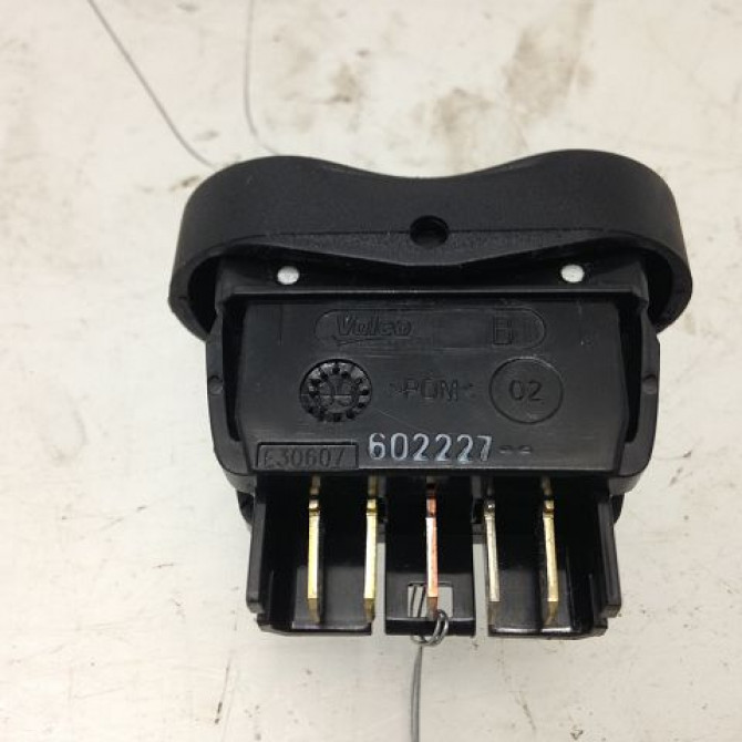 Commande lève-glace porte avant droite occasion DACIA SANDERO I Phase 1 06-2008->10-2012 1.2 16v 75ch 8200602227 2