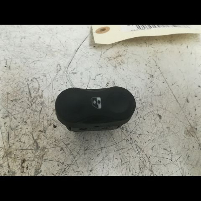 Commande lève-glace porte avant droite occasion DACIA DUSTER Phase 1 03-2010->12-2013 1.5 DCI 8v 110ch 8200602227 1