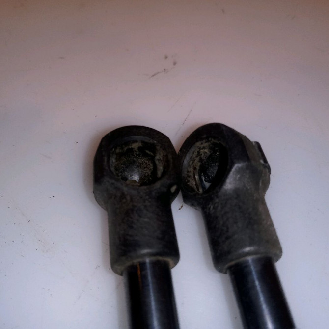 Verin droit hayon occasion VOLKSWAGEN FOX Phase 1 06-2005->09-2011 1.2i 6v 55ch 5Z6827550B 2