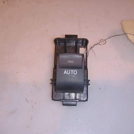 Commande leve-glace porte arrière droite occasion TOYOTA PRIUS III Phase 1 06-2009->02-2012 1.8i EH 16v [HYBRID RECHARGEABLE] 100ch 8481033120