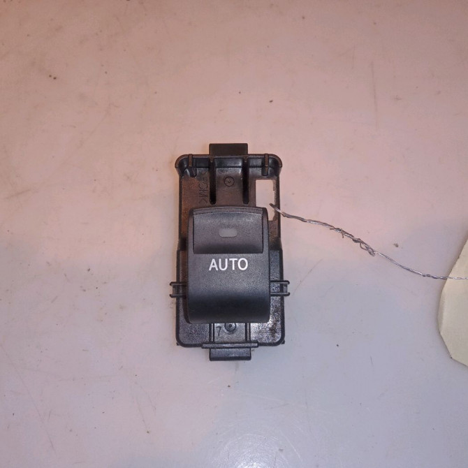 Commande leve-glace porte arrière gauche occasion TOYOTA PRIUS III Phase 1 06-2009->02-2012 1.8i EH 16v [HYBRID RECHARGEABLE] 100ch 8481033120 1