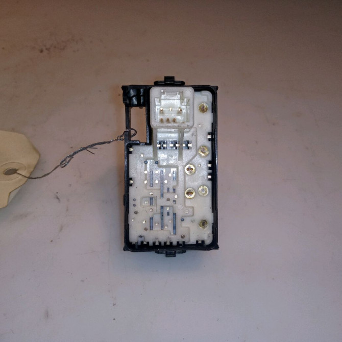 Commande leve-glace porte arrière gauche occasion TOYOTA PRIUS III Phase 1 06-2009->02-2012 1.8i EH 16v [HYBRID RECHARGEABLE] 100ch 8481033120 2