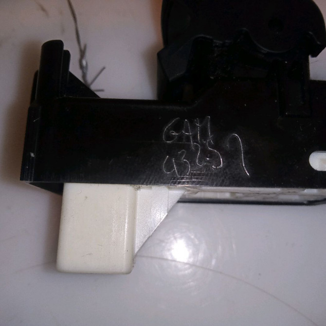 Commande leve-glace porte arrière gauche occasion TOYOTA PRIUS III Phase 1 06-2009->02-2012 1.8i EH 16v [HYBRID RECHARGEABLE] 100ch 8481033120 3