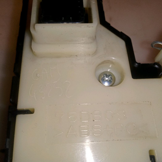 Bouton de warning occasion TOYOTA PRIUS III Phase 1 06-2009->02-2012 1.8i EH 16v [HYBRID RECHARGEABLE] 100ch 3