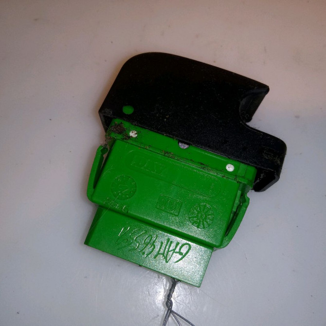 Commande lève-glace porte avant gauche occasion TOYOTA AYGO I Phase 1 04-1995->04-1999 1.0 VVTI 68ch 848100H010 2