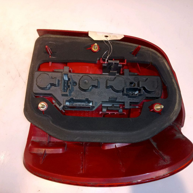 Feu arrière gauche occasion VOLKSWAGEN POLO III Phase 2 11-1999->12-2001 1.4i 8v 60ch 6N0945095H 2