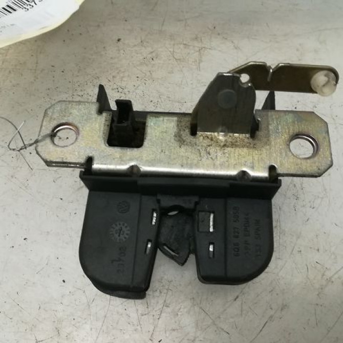 Serrure hayon occasion VOLKSWAGEN POLO IV Phase 1 01-2002->05-2005 1.9 SDI 6Q6827505E 2