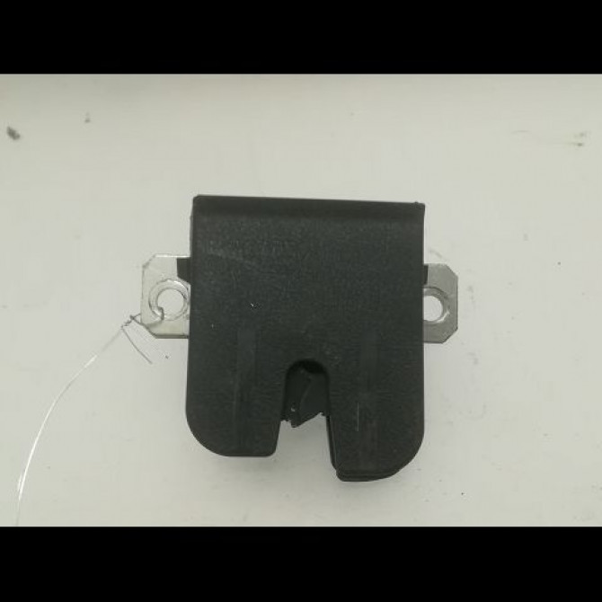 Serrure hayon occasion VOLKSWAGEN POLO IV Phase 1 01-2002->05-2005 1.2 12v 65ch 6Q6827505E 1