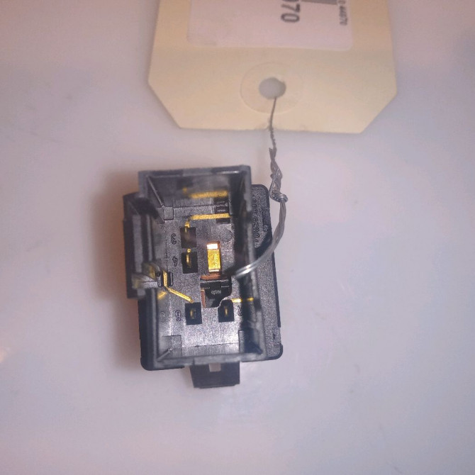 Bouton de warning occasion VOLKSWAGEN POLO IV Phase 2 05-2005->09-2009 1.4 TDI 70ch 6Q0953235A9B9 3