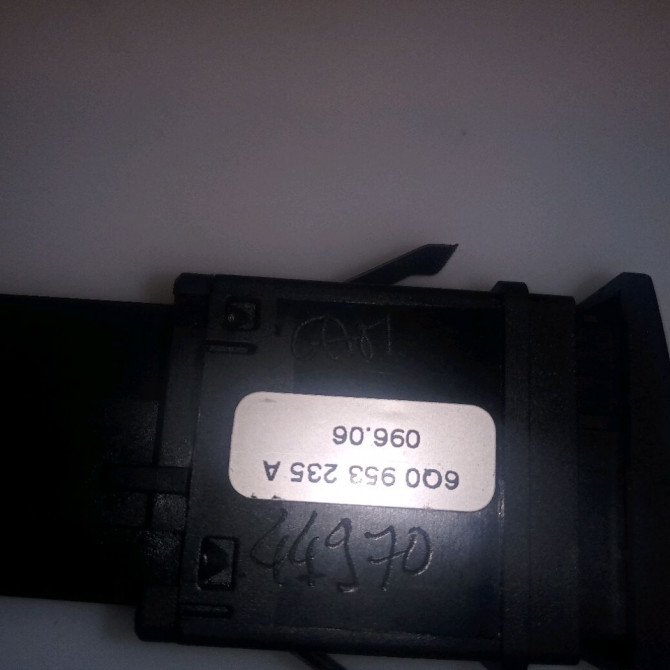 Bouton de warning occasion VOLKSWAGEN POLO IV Phase 2 05-2005->09-2009 1.4 TDI 70ch 6Q0953235A9B9 4