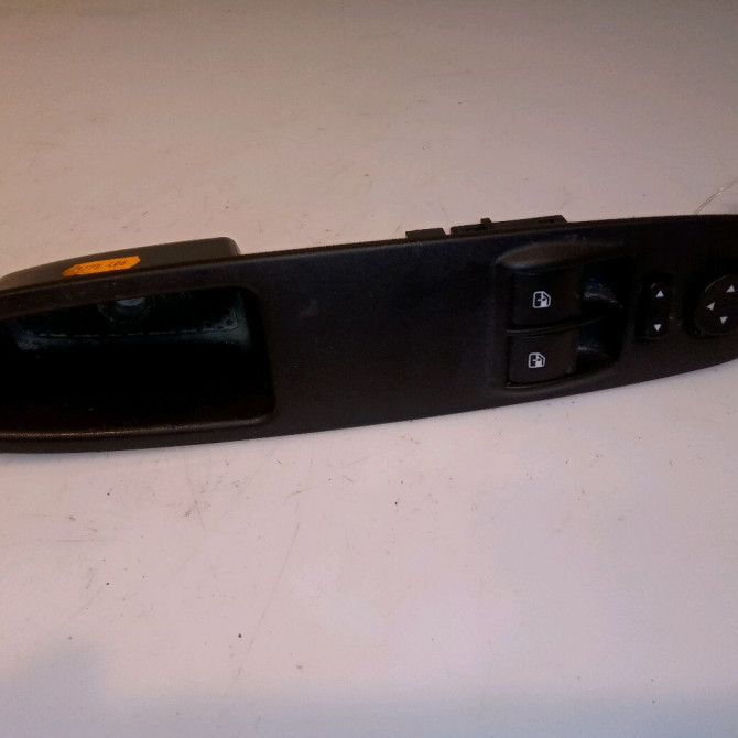 Commande lève-glace porte avant gauche occasion PUNTO III 735500050 1