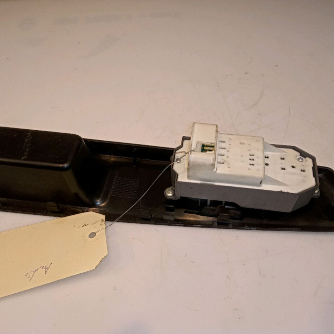 Commande lève-glace porte avant gauche occasion TOYOTA YARIS III YARIS III Phase 1 2011-03-01->2015-04-30 1.5 100ch 848200D200 2