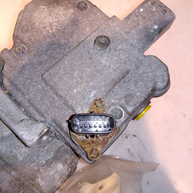 Compresseur air conditionne occasion TOYOTA PRIUS III Phase 1 06-2009->02-2012 1.8i EH 16v [HYBRID RECHARGEABLE] 100ch 8837047033 4