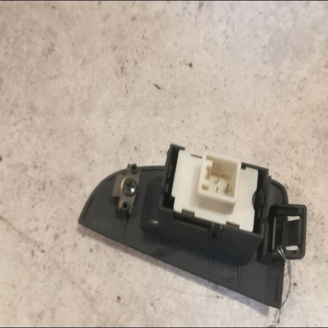 Commande leve-glace porte arrière droite occasion TOYOTA AVENSIS I Phase 2 09-2000->05-2003 2.0 D-4D 8481005050 2