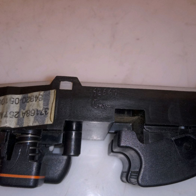 Commande lève-glace porte avant gauche occasion TOYOTA AVENSIS II phase 1 05-2003->08-2006 115 D-4D 8482005100 3