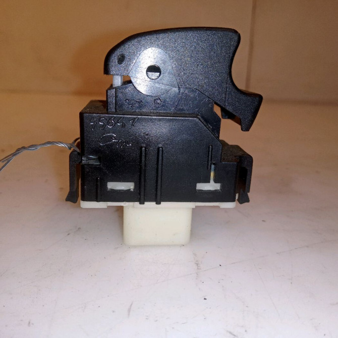 Commande leve-glace porte arrière gauche occasion TOYOTA AVENSIS II phase 1 05-2003->08-2006 115 D-4D 8481005050 3