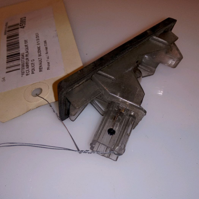 Eclaireur plaque de police g occasion RENAULT SCENIC II Phase 1 03-2004->09-2006 1.5 DCI 105ch 8200013577 2