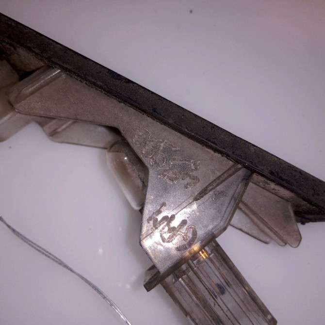 Eclaireur plaque de police d occasion RENAULT SCENIC II Phase 1 03-2004->09-2006 1.5 DCI 105ch 8200013577 3