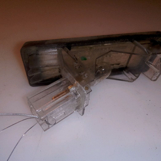 Eclaireur plaque de police d occasion RENAULT CLIO III phase 2 ESTATE 03-2009->12-2014 1.5 DCI 75ch 8200013577 2