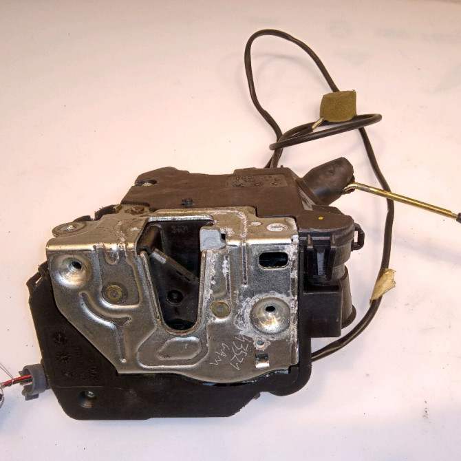 Serrure porte avd occasion MERCEDES CLASSE C II Phase 2 BREAK 03-2004->06-2007 2037200435 1